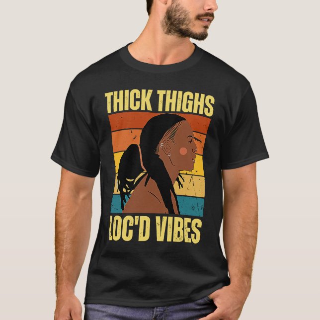 Camiseta Thick Thighs And Loc'd Vibes Black History Month D (Frente)