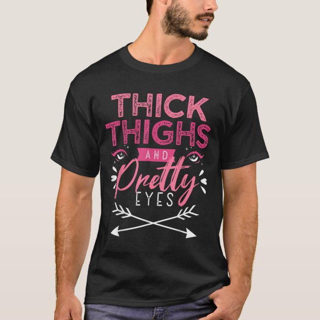 Camiseta Thick Thighs And Pretty Eyes Motivation Beautiful  (Frente)