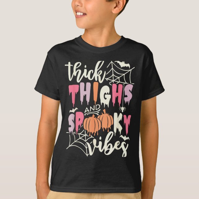 Camiseta Thick Thighs And Soky Vibes Retro Groovy Halloween (Frente)