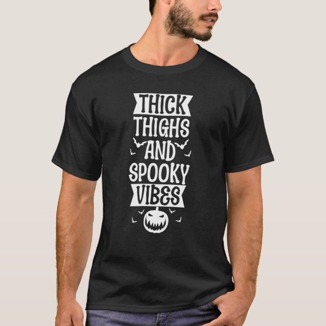 Camiseta Thick Thighs And Spooky Vibes Halloween Costume Pa (Frente)