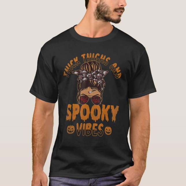 Camiseta Thick Thighs And Spooky Vibes Messy Bun Skull Witc (Frente)