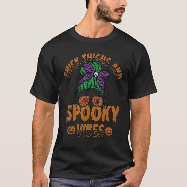 Camiseta Thick Thighs And Spooky Vibes Messy Bun Skull Witc (Frente)