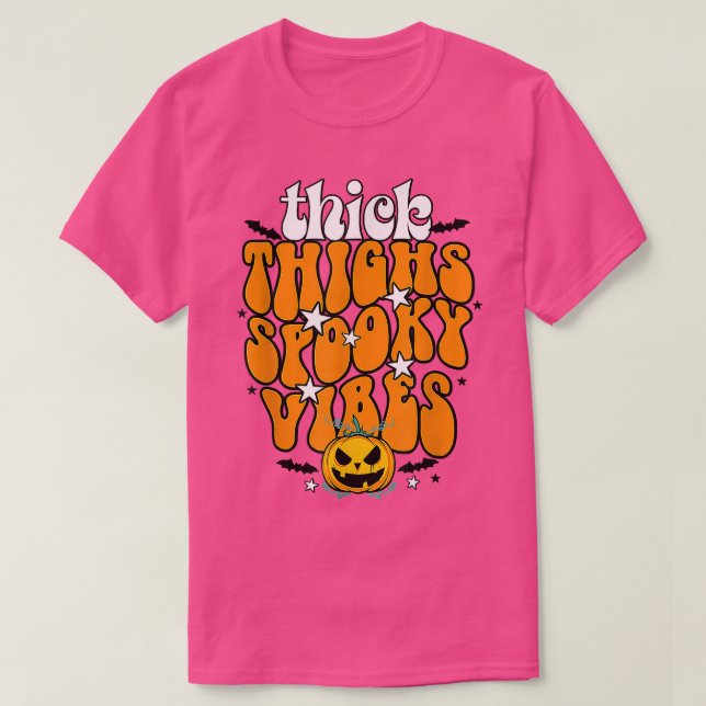 Camiseta Thick Thighs And Spooky Vibes Pumpkin Groovy Hallo (Frente do Design)