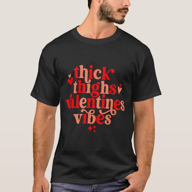 Camiseta Thick Thighs And Valentine Vibes Heart Valentine O (Frente)
