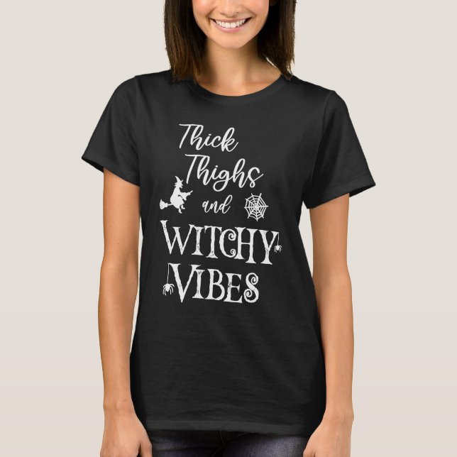 Camiseta Thick Thighs and Witchy Vibes  Halloween Gym Worko (Frente)