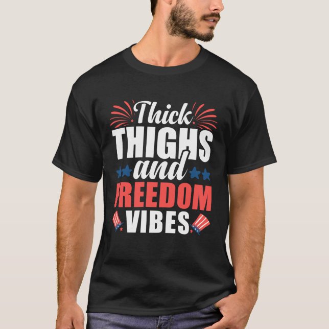 Camiseta Thick Thighs Freedom Vibes American Flag  4th Of J (Frente)