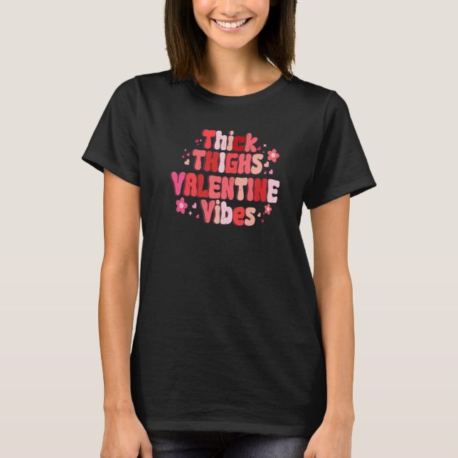 Camiseta Thick Thighs Love Vibes Matching Couple Happy Vale (Frente)