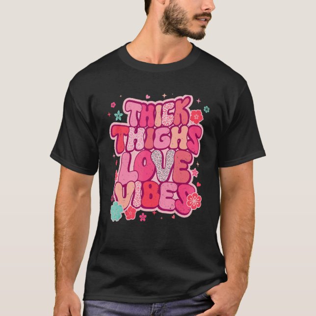 Camiseta Thick Thighs Love Vibes Matching Couple Happy Vale (Frente)