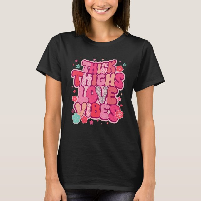 Camiseta Thick Thighs Love Vibes Matching Couple Happy Vale (Frente)