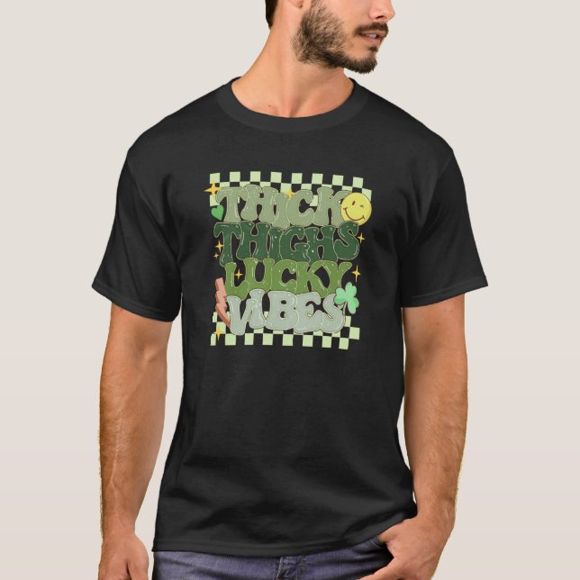 Camiseta Thick Thighs Lucky Vibes Retro Groovy Women St Pat (Frente)