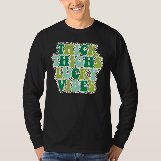 Camiseta Thick Thighs Lucky Vibes St Patrick's Day leopard  (Frente)
