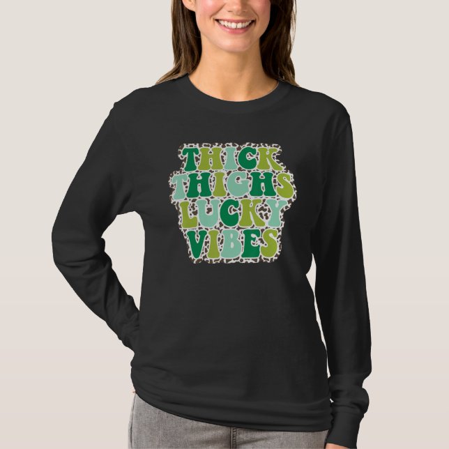 Camiseta Thick Thighs Lucky Vibes St Patrick's Day leopard  (Frente)