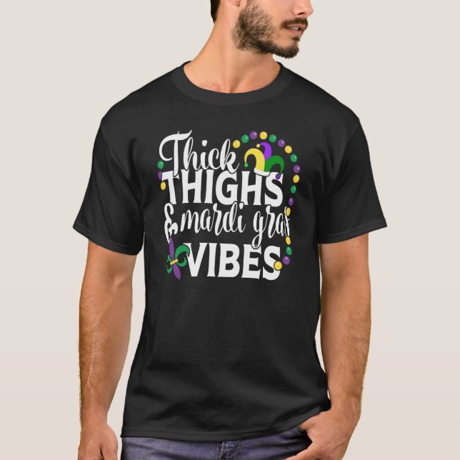 Camiseta Thick Thighs Mardi Gras Vibes Fleur De Lys Mardi G (Frente)
