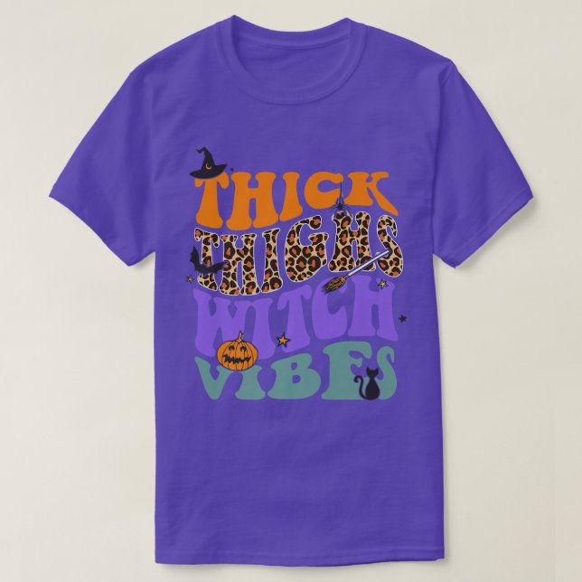 Camiseta Thick Thighs Witch Vibes Leopard Pumpkin Witch Hat (Frente do Design)