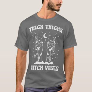 Camiseta Thick Thighs Witch Vibes Witchy Halloween