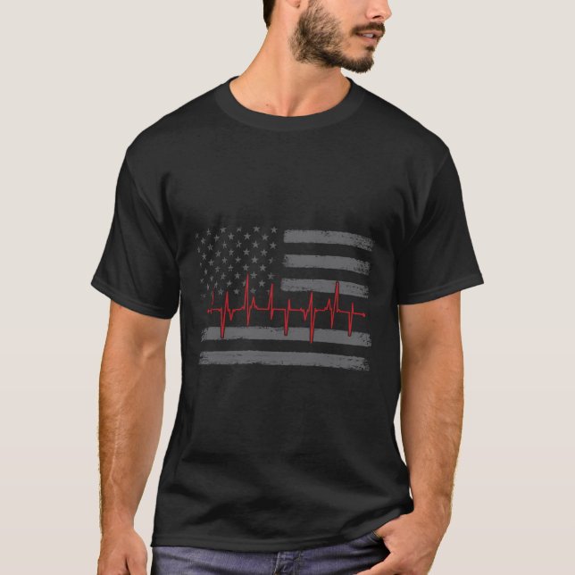 Camiseta Thin Red Heartbeat Americano Flag Bombeiro (Frente)