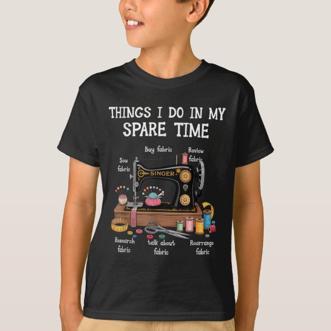 Camiseta Things I Do In My Spare Time Sewing Machine Quilti (Frente)