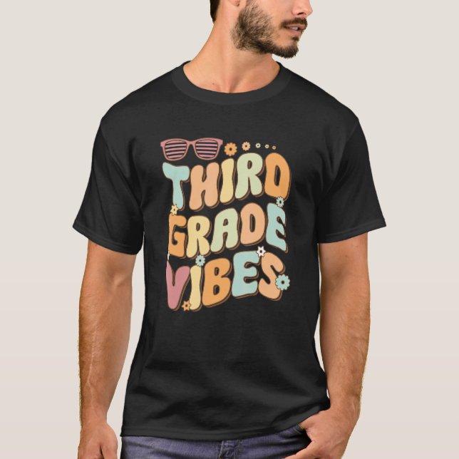 Camiseta Third Grade Vibes  3rd Grade Team Retro 1st Day of (Frente)