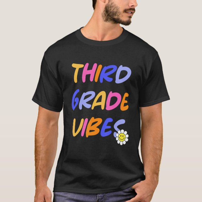 Camiseta Third Grade Vibes  3rd Grade Team Retro 1st Day of (Frente)