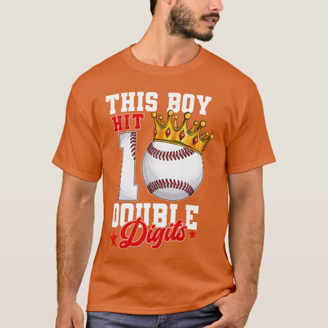Camiseta This Boy Now 10 Double Digits Baseball 10th Birthd (Frente)