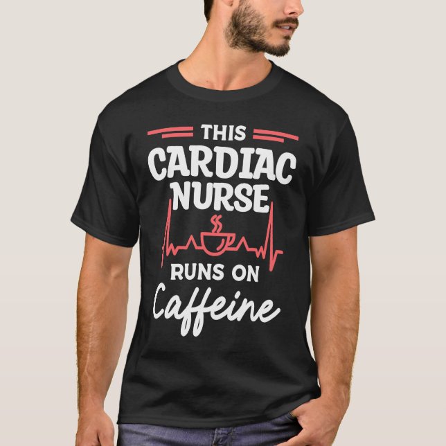 Camiseta This Cardiac Nurse Runs On Caffeine Cardiologist C (Frente)