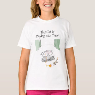 Camiseta "This Cat Is" Cartoon Series Brincando com Yarn