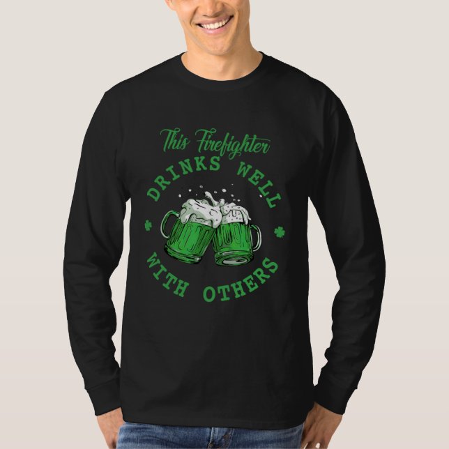 Camiseta This Firefighter Drinks Well With Others St Patric (Frente)