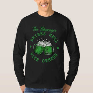 Camiseta This Fishmonger Drinks Well With Others St Patrick