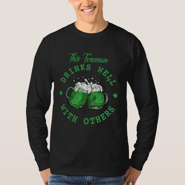 Camiseta This Foreman Drinks Well With Others St Patrick's  (Frente)