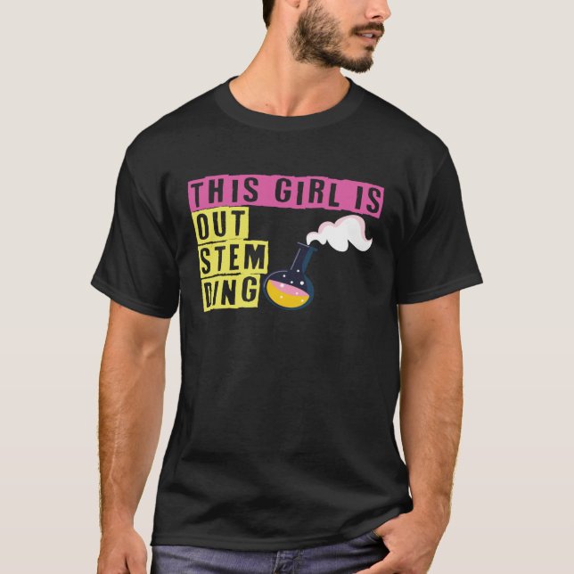 Camiseta This Girl Is Out Stem Ding Steminist Science Math  (Frente)
