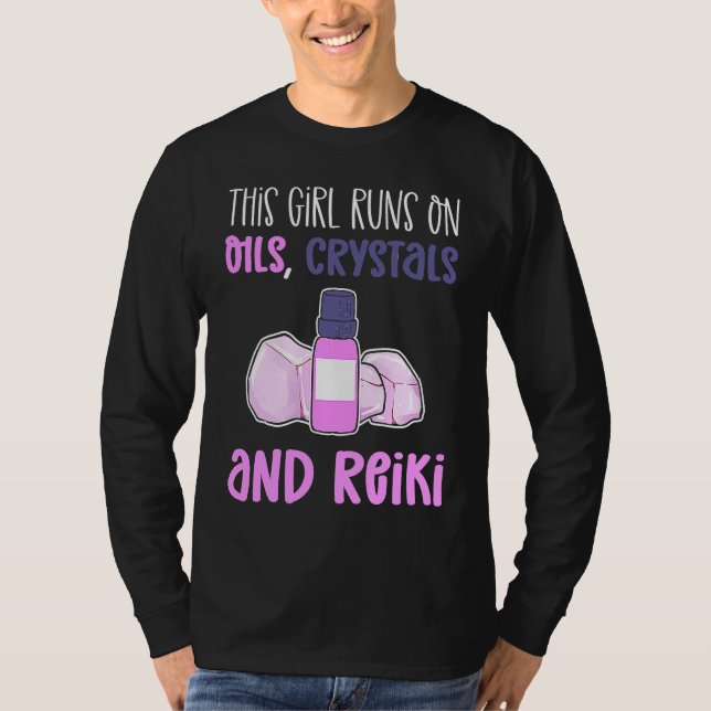 Camiseta This Girl Runs On Oils Crystals & Reiki Practition (Frente)