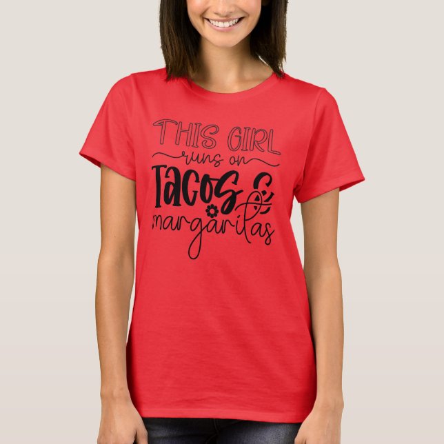 Camiseta This Girl Runs On Tacos & Margaritas Funny Quote (Frente)
