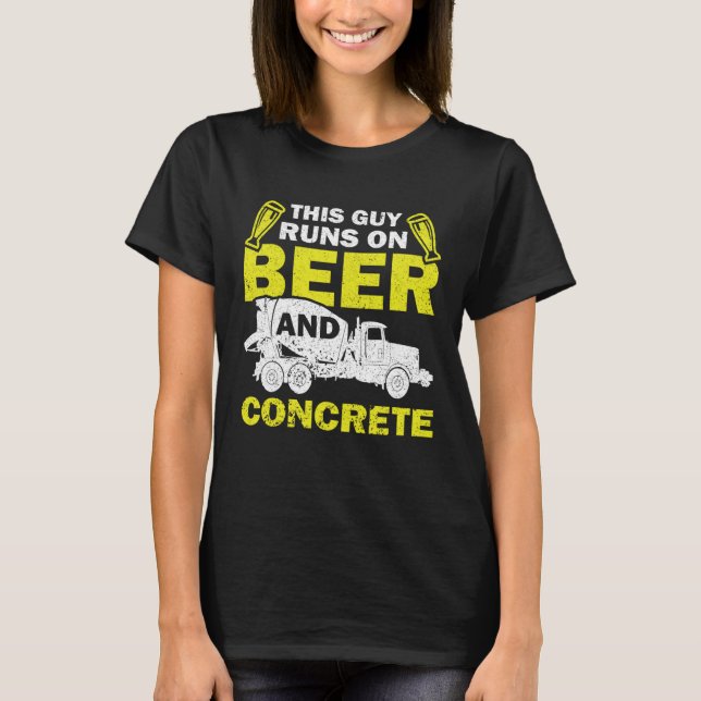 Camiseta This Guy Runs On Beer And Concrete Concrete Mixer (Frente)