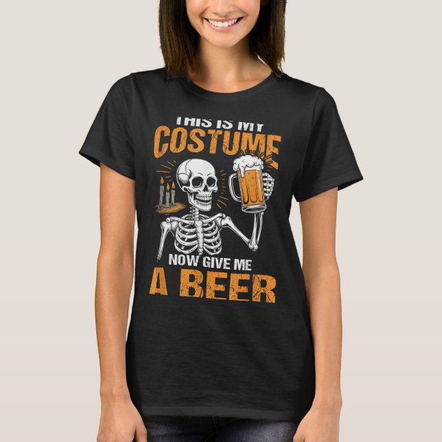 Camiseta This Is My Costume Now Give Me A Beer Halloween Sk (Frente)