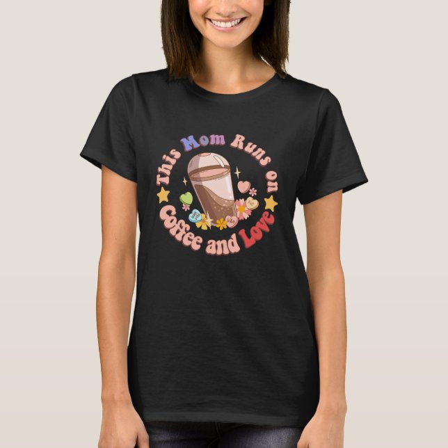Camiseta This Mom Runs on Coffee and Love Funny Caffeine Mo (Frente)