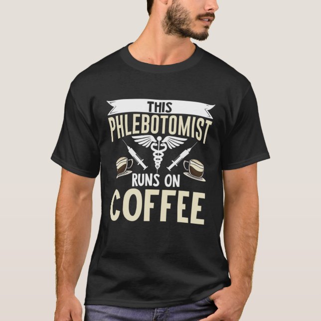 Camiseta This Phlebotomist Runs On Coffee Phlebotomy Tech T (Frente)