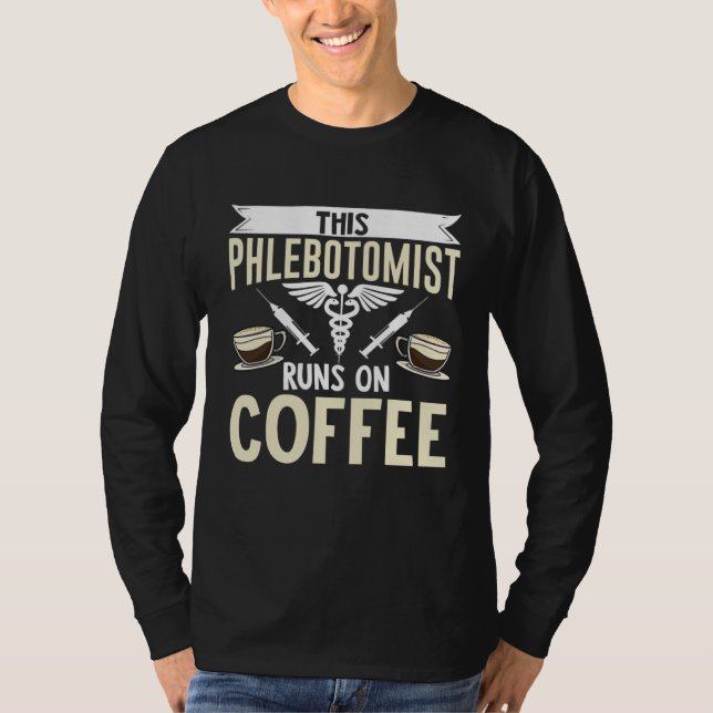 Camiseta This Phlebotomist Runs On Coffee Phlebotomy Tech T (Frente)