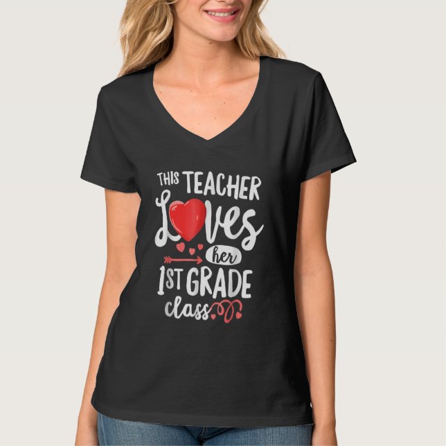 Camiseta This Teacher Loves 1st Grade Class Valentines Day  (Frente)