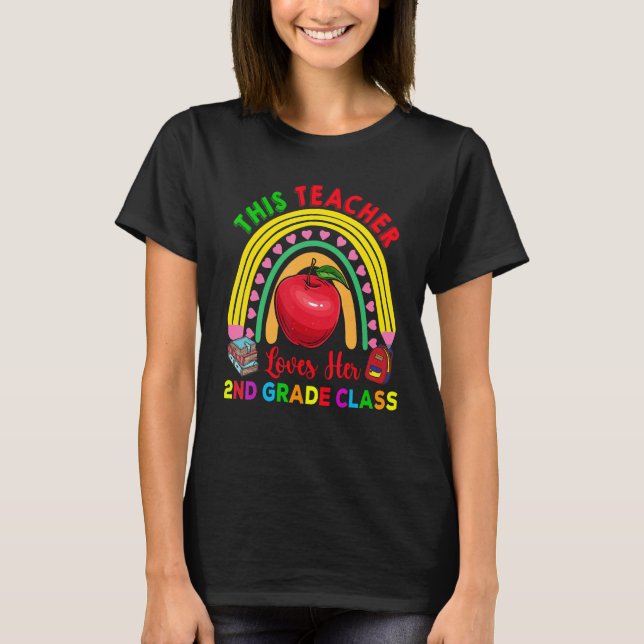 Camiseta This Teacher Loves 2nd Grade Class Pencil Rainbow  (Frente)