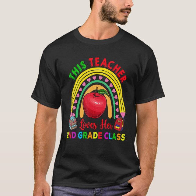 Camiseta This Teacher Loves 2nd Grade Class Pencil Rainbow  (Frente)