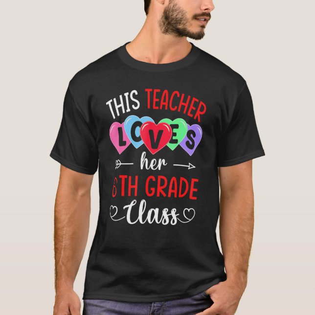 Camiseta THIS TEACHER LOVES HER 6TH GRADE CLASS Shirts Vale (Frente)