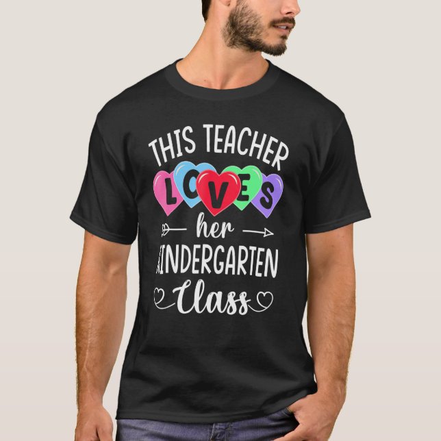 Camiseta THIS TEACHER LOVES HER KINDERGARTEN CLASS Valentin (Frente)