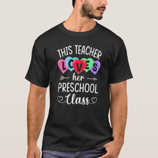 Camiseta THIS TEACHER LOVES HER PRESCHOOL CLASS Shirts Vale (Frente)