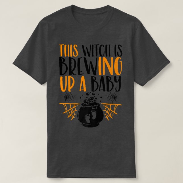 Camiseta This Witch Is Brewing Up a Baby Halloween Pregnant (Frente do Design)