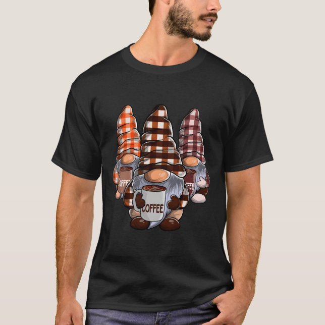 Camiseta Three Coffee Gnomes Gnome Coffee Coffee Gnome (Frente)