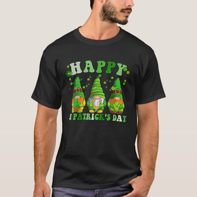 Camiseta Three Gnomes Holding Shamrock Groovy Happy St Patr (Frente)