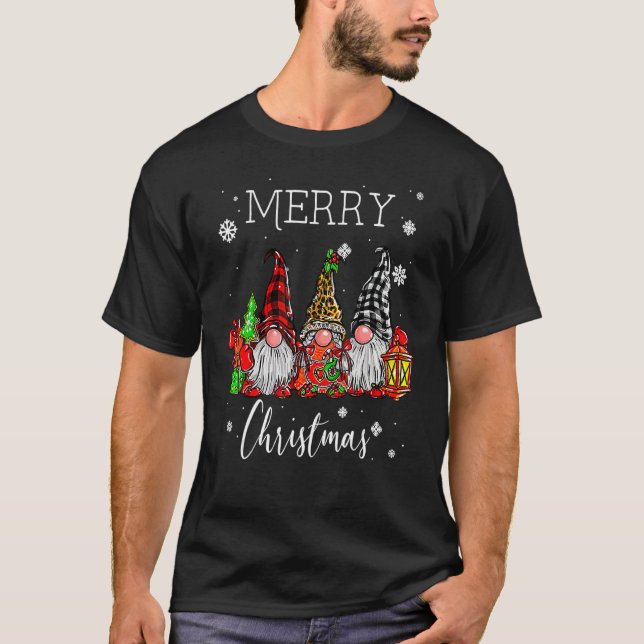 Camiseta Three Gnomes In Buffalo Plaid Merry Christmas Gnom (Frente)