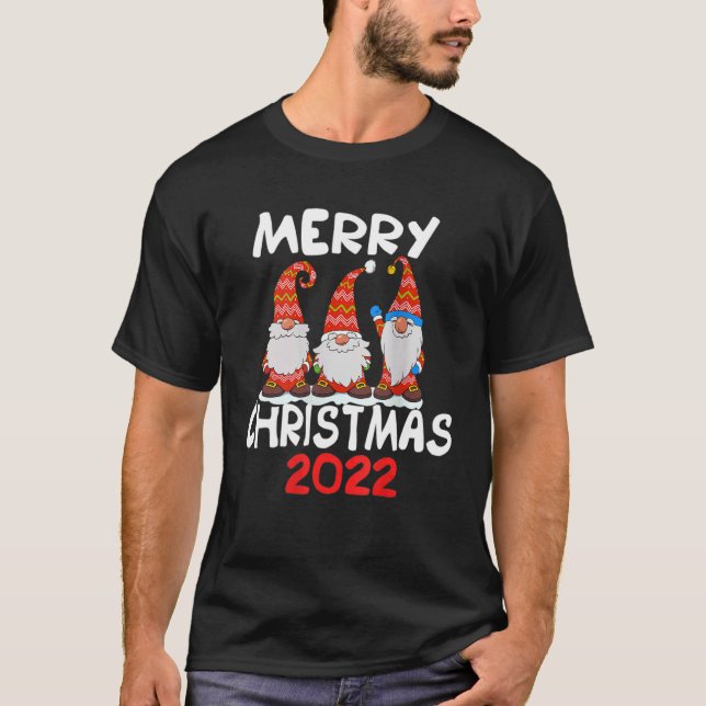 Camiseta Three Gnomes Matching Family Merry Christmas 2022  (Frente)