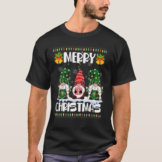Camiseta Three Gnomes Matching Family Merry Christmas Tree  (Frente)