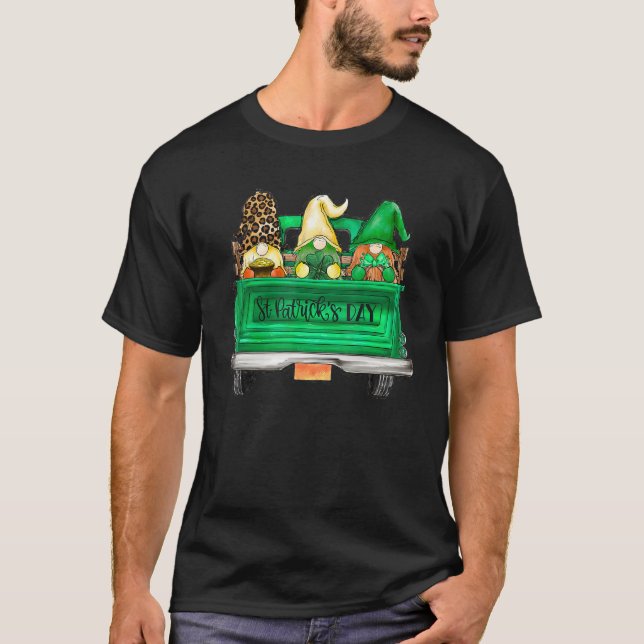 Camiseta Three Gnomes On Truck Shamrock Leopard Plaid St Pa (Frente)